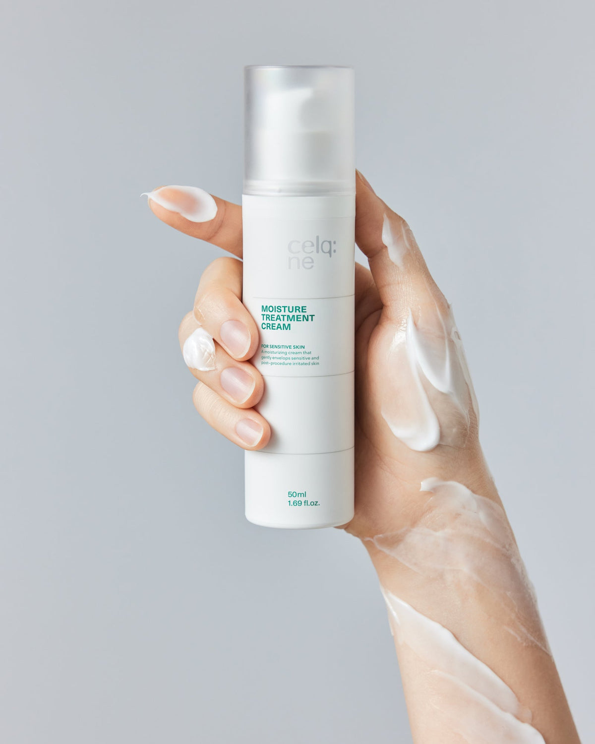 mainavec le flacon celqne creme hydratante et la texture de la creme blanche sur la peau