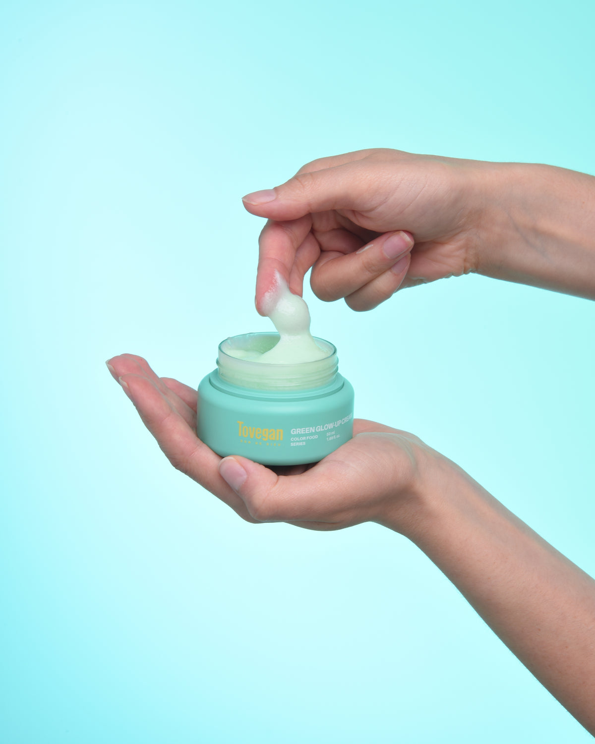 main touche la creme tovegan dans le pot