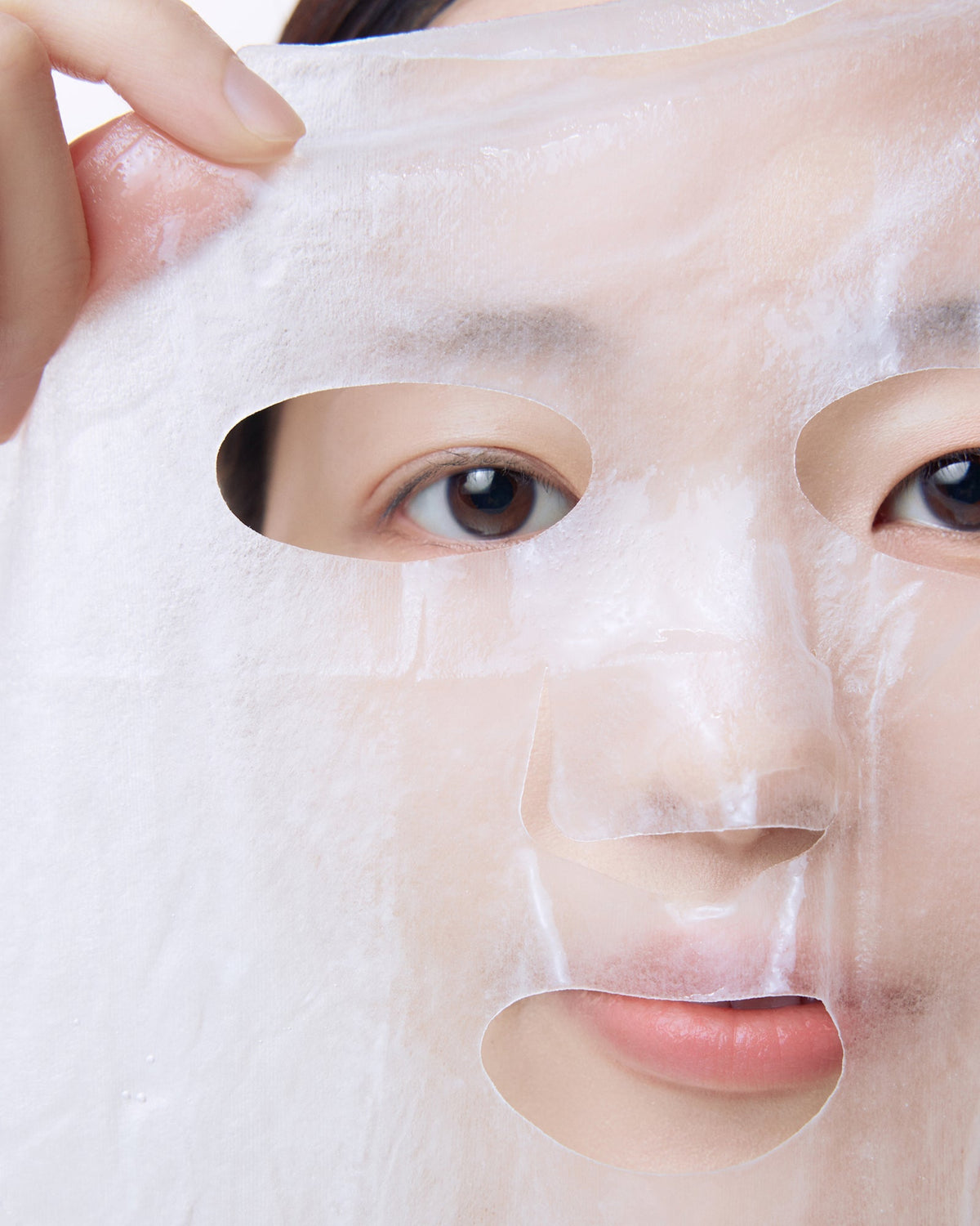 model avec masque hydratante sur le visage