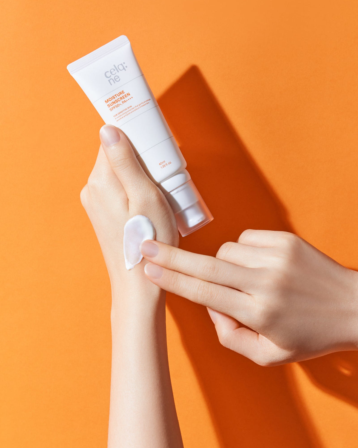 model avec le flacon de la creme hydratante protection solaire essay le produit sur la main