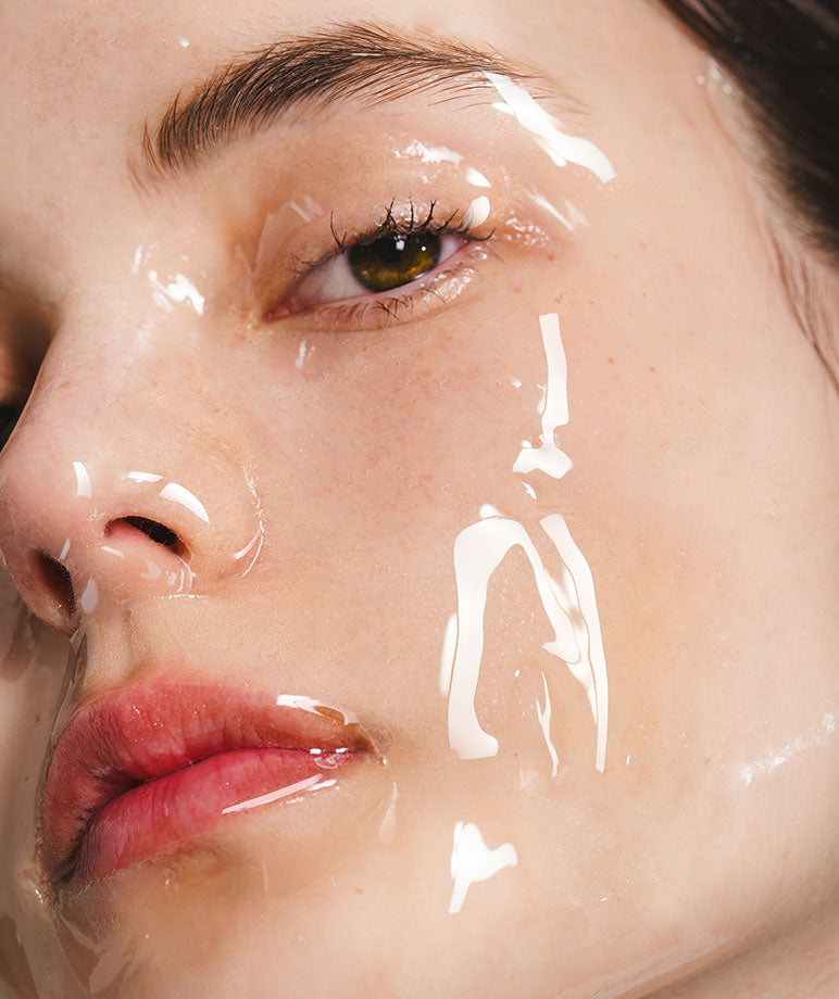 Modèle portant le masque visage film hydratant House of B, soin coréen longue durée pour hydrater et illuminer la peau