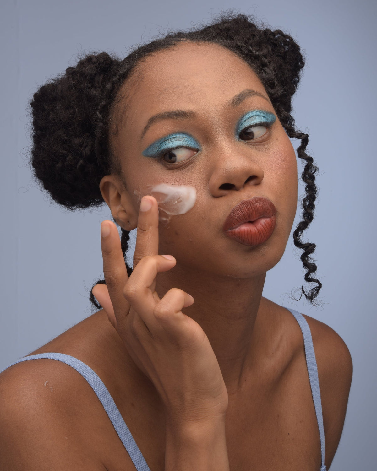 model aplique le balm demaquillant sur le visage