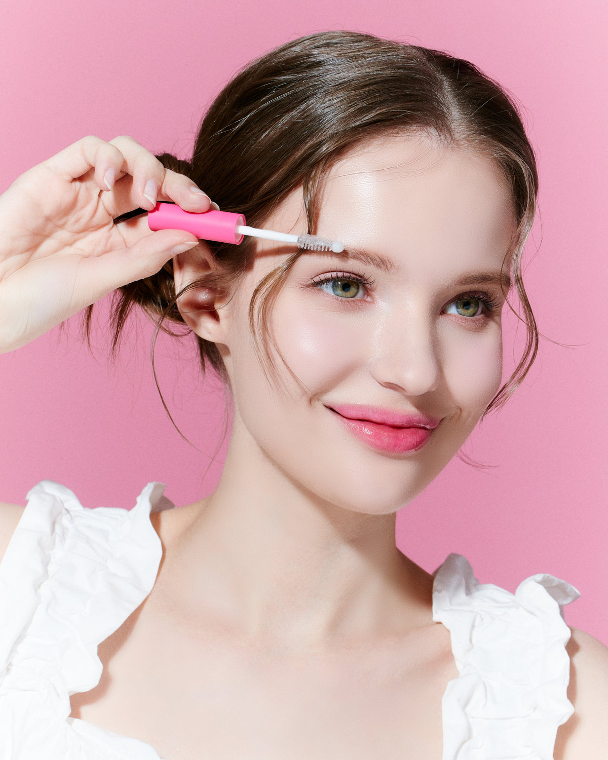 MODEL TRIES EYELASH SERUM ON HER EYEBROWN