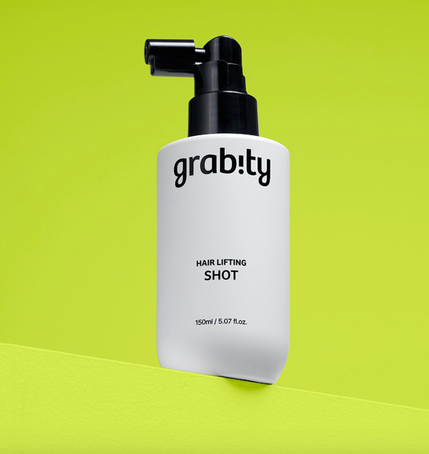 Spray tonique capillaire Grabity Hair Lifting Shot pour apporter volume, légèreté et densité aux cheveux fins.