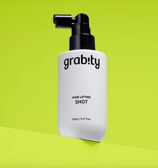 Spray tonique capillaire Grabity Hair Lifting Shot pour apporter volume, légèreté et densité aux cheveux fins.