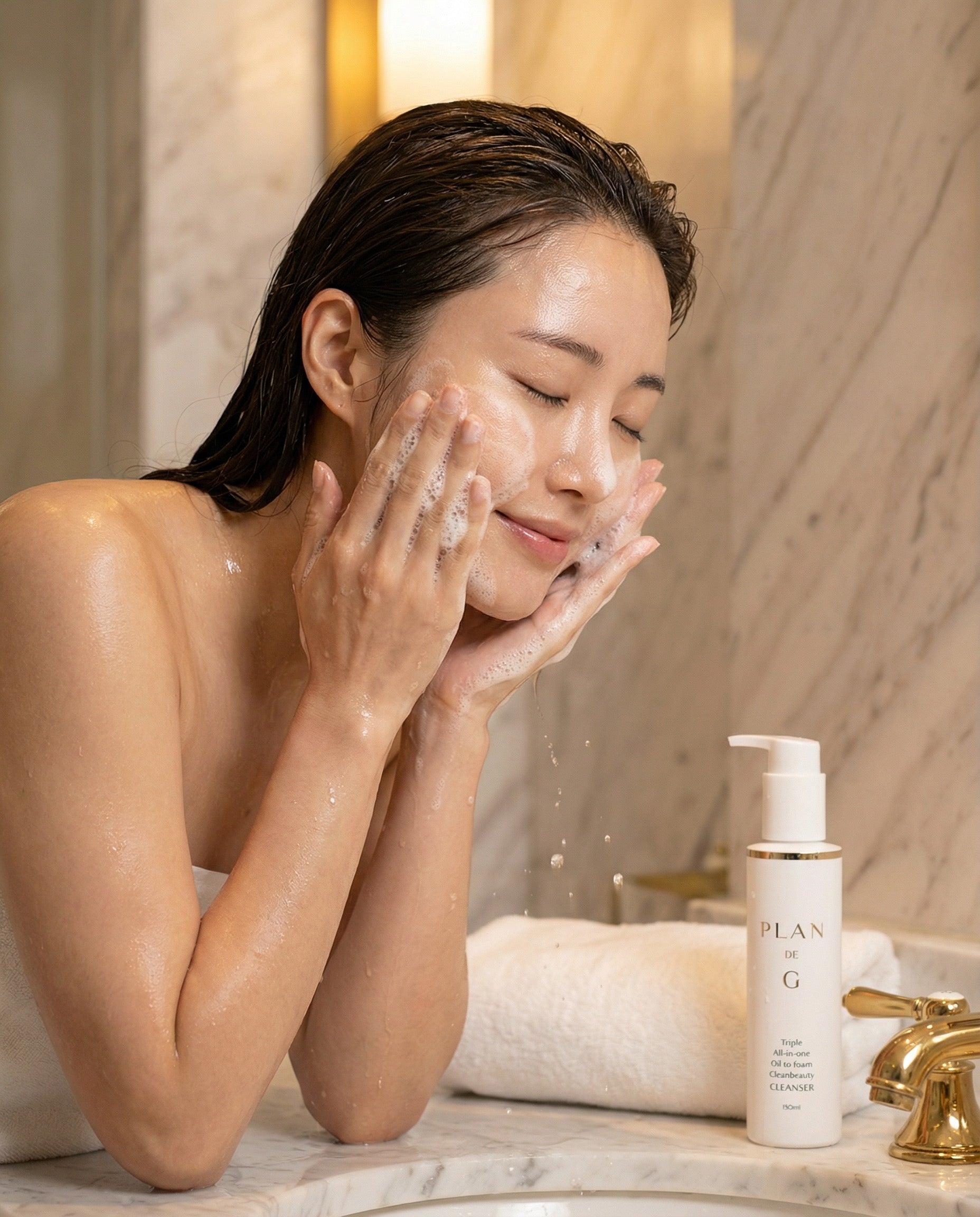 Mannequin nettoyant son visage avec le Triple All-in-One Oil-to-Foam Cleanser de Plan de G, texture mousse au contact de l’eau