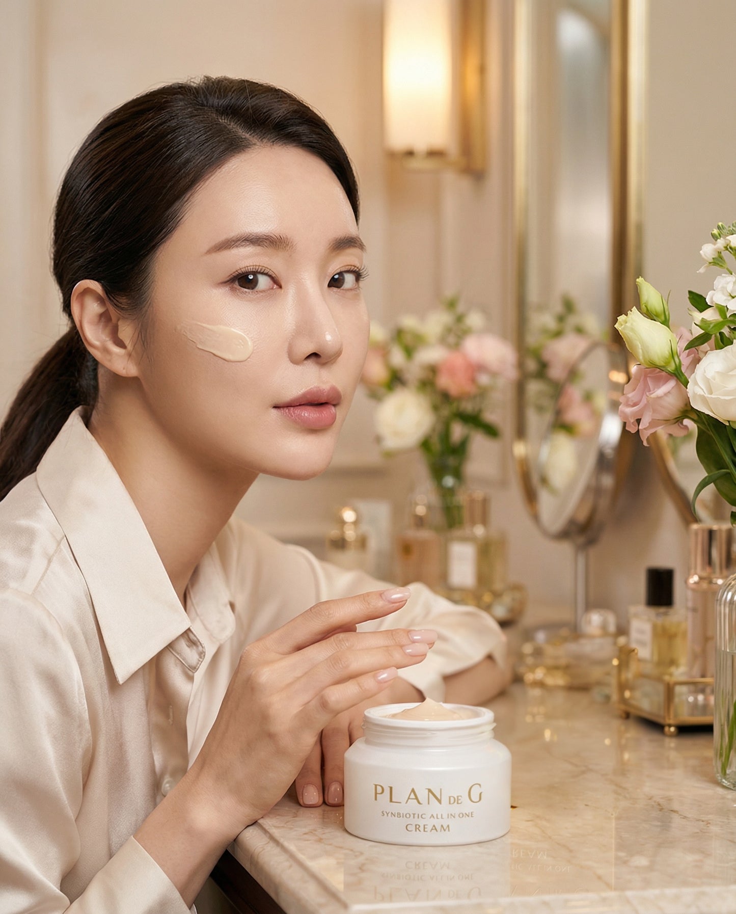 Application de la crème Plan de G Synbiotic All-in-One Cream pour une peau hydratée et éclatante
