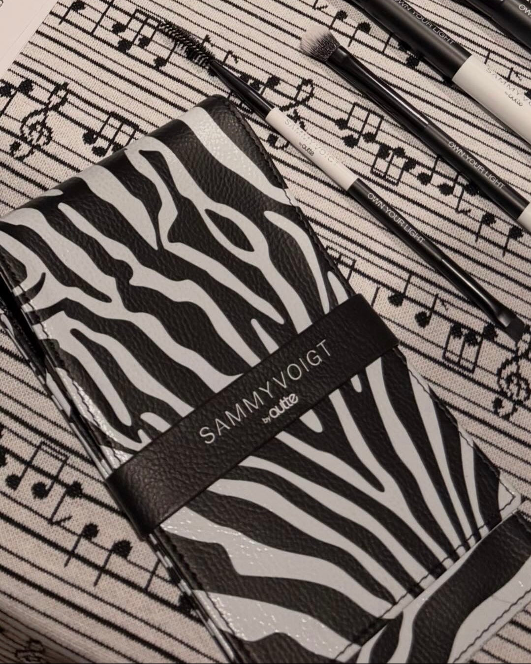 pouch en cuir vegan avec motif Zebra et pinceaux de maquillage