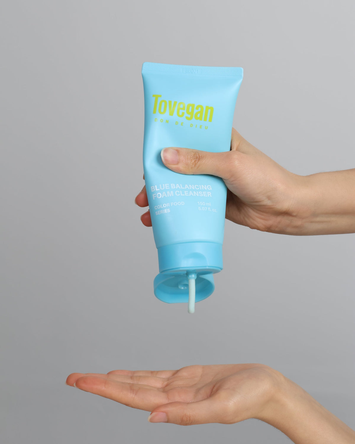 main touche et aplique le cleanser de tovegan
