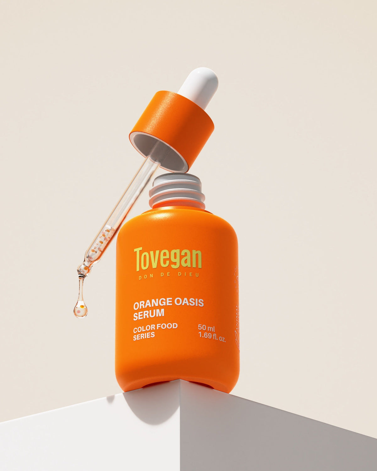 flacon du serum tovegan ouvert avec les goutes qui tombent