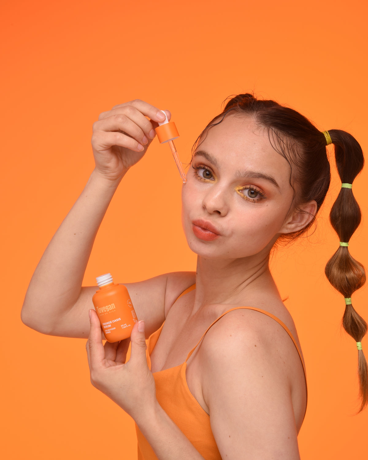 model aplique le serum tovegan sur le visage