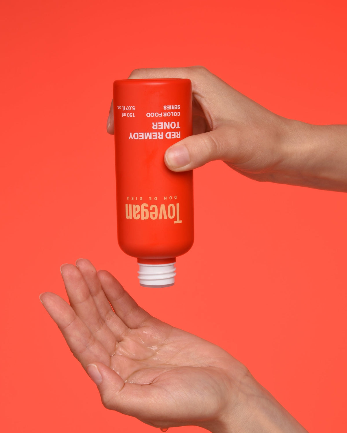 aplication lotion tonique sur la main
